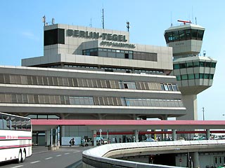 В берлинском аэропорту "Тегель" автомобиль въехал в зал регистрации. В результате инцидента погибли 2 человека