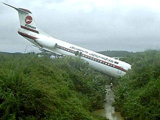 Как минимум 25 человек пострадали в результате инцидента в аэропорту на северо-востоке Бангладеш. При заходе на посадку с полосы соскользнул пассажирский самолет F-28 авиакомпании Biman Airlines