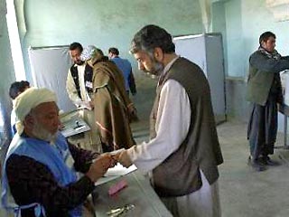 В Афганистане в субботу проходят президентские выборы. На пост главы Исламской Республики Афганистан (именно так будет называться в соответствии с конституцией новое государство) претендуют 16 кандидатов