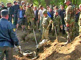 В Старопромысловском районе Грозного при проведении земляных работ обнаружены тела шести человек со следами пулевых ранений. Об этом сообщило в субботу республиканское телевидение
