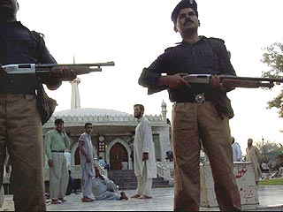 Два охранника мечети в Лахоре погибли при взрыве бомбы