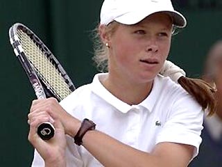 18-летняя россиянка Вера Душевина вышла во второй раунд "Кубка Кремля" по теннису, переиграв в своем стартовом матче на турнире Магдалену Малееву из Болгарии, выигравшую "Кубок Кремля" в 2002 году