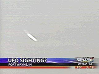 Неопознанный летающий объект был замечен в небе американского штата Индиана. Стремительный полет, или падение, НЛО наблюдали жители Форта Уэйн. Один из них - Брэндон МакБрум - даже успел заснять феномен на видеокамеру