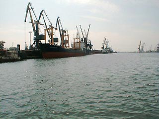 В грузинском порту танкер снес часть здания морского порта