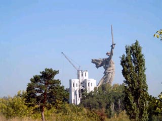Храм Всех Святых был заложен на территории мемориала "Героям Сталинградской битвы" в ноябре 2000 года