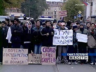 Иностранные студенты провели в пятницу в Санкт-Петербурге траурное шествие в память о гражданине Вьетнама, убитом неизвестными в ночь на четверг