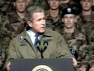 Американские военнослужащие более склонны доверить пост верховного главнокомандующего нынешнему президенту США Джорджу Бушу, чем его сопернику, сенатору-демократу Джону Керри