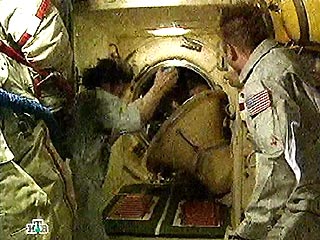 Космонавты десятой экспедиции, прибывшие на Международную космическую станцию (МКС), в 11:29 мск открыли переходные люки корабля "Союз-ТМА-5" и перешли на МКС