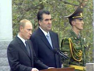 Путин и Рахмонов подняли российский флаг над военной базой в Таджикистане