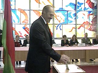 Лукашенко проголосовал на референдуме. Оппозиция заявляет, что "все уже подсчитано"
