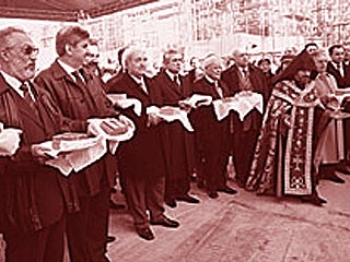 Освященные камни епископ Езрас (справа) доверил держать лучшим представителям армянской диаспоры, в числе которых Артур Чилингаров и Ара Абрамян (крайние слева)