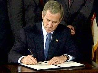 Президент США Джордж Буш в понедельник подписал "Закон о правах человека в КНДР-2004"