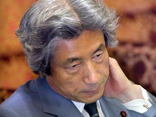 Оппозиционная Демократическая партия Японии во вторник обвинила главу правительства Дзюнъитиро Коидзуми в нарушении закона о политических пожертвованиях