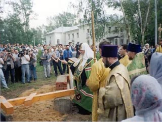 Закладной камень воздвигнутого ныне больничного храма во имя великомученика и целителя Пантелеимона освятил в 2000 году Патриарх Алексий II