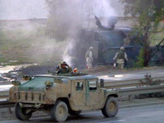 В Ираке заминированный автомобиль взорвался в тот момент, когда мимо него проходила американская военная колонна, сообщает катарский телеканал Al Jazeera