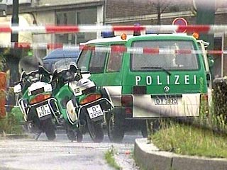 В Германии неизвестный мужчина открыл стрельбу по прохожим из окна многоквартирного жилого дома в Гельзенкирхене. Как сообщает немецкий телеканал Н-24, прибывший на место происшествия спецназ взял квартиру штурмом