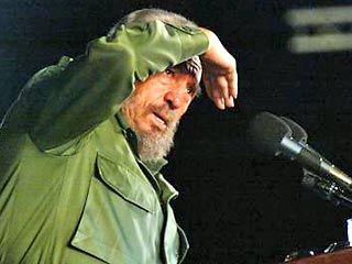 С кубинским лидером Фиделем Кастро случился в среду поздно вечером неприятный инцидент во время выступления на митинге по случаю Дня культуры карибской страны