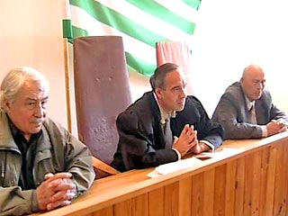 Верховный суд непризнанной республики Абхазия может принять решение о проведении второго тура выборов или о проведении новых выборов на всей территории республики, считают источники, близкие к проходящему в Сухуми заседанию