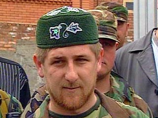 Лидер чеченских боевиков Аслан Масхадов ищет выход на федеральный центр, чтобы сдаться, заявил сегодня первый вице-премьер правительства Чечни Рамзан Кадыров