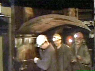 Спасены трое рабочих карагандинской шахты "Кировская", заблокированных со вчерашнего дня на глубине 310 м в результате обрушения горных пород