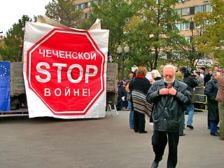 Массовый митинг против войны в Чечне прошел сегодня в центре Москвы. Акция была приурочена к 5-летию начала второй чеченской военной кампании, а также годовщине захвата заложников в Театральном центре на Дубровке