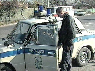 Следствием установлено, что вечером 26 января 2004 года трое милиционеров, двое из которых были в форме, ехали на служебном автомобиле УАЗ. Офицеры остановились около троих молодых людей, проходивших по улице