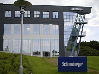 Американская сервисная компания Schlumberger сообщила, что забрала свое оборудование, которое находилось у НК ЮКОС, чтобы передать его другим компаниям
