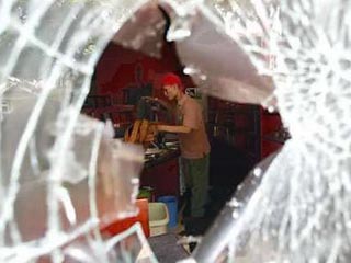 Вооружженные бейсбольными битами и бамбуковыми палками, погромщики разбивали витрины кафе и ночных баров, где продается алкоголь