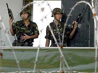 Правительство Южной Кореи намерено усилить меры безопасности в районе демилитаризованной зоны на границе с КНДР. Об этом сообщает Reuters со ссылкой на информацию южнокорейского министерства обороны