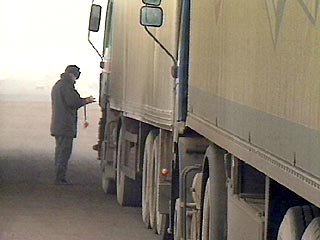 В понедельник около 16:00 в населенном пункте Коpчаны наряд ДПС оставил автомобиль "КамАЗ" с воинскими номерами, который двигался по встречной полосе. При этом, как оказалось, находившиеся в кабине грузовика люди были пьяны