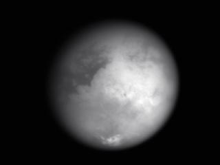 В 20:44 по московскому времени космический зонд Cassini пролетел на расстоянии всего в 1 тысячу 200 километров от Титана - одного из спутников Сатурна