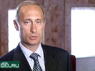 Владимир Путин признался, что сразу после получения информации о ЧП в Баренцевом море его "первым желанием" было вылететь на место затопления атомной подводной лодки "Курск", но он "удержался"