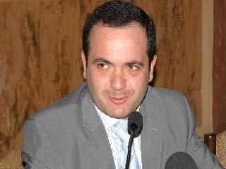 Мэр Тбилиси уволил подчиненного за подарок стоимостью в 1500 долларов