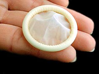 43-летний румын, отец пятерых детей, решил наконец применить презерватив: он просто приклеил его к пенису