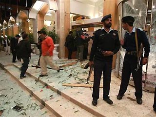 По данным посольства США в Пакистане, среди раненых - американский дипломат из числа 11 сотрудников дипмиссии, ужинавших в ресторане, расположенном на первом этаже гостиницы Marriott, где произошел взрыв