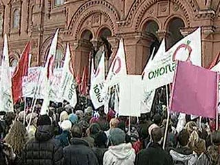 У здания Исторического музея в Москве более 200 человек собрались в четверг на митинг, протестуя против законопроекта о новом порядке избрания глав регионов