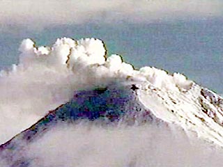 Вулкан Шивелуч на Камчатке выбрасывает пепел на высоту до 3,5 тысяч метров