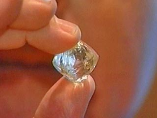 На севере ЮАР найдены уникальный алмаз весом 614,04 карата и еще несколько крупных драгоценных камней. Они были обнаружены водолазами компании "Алекскор" в районе города Александер-Бей