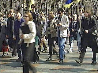 Близ Львовского университета сегодня началась акция в поддержку лидера оппозиции Виктора Ющенко. Организаторами акции стали молодежные организации "Пора" и "Чистая Украина"