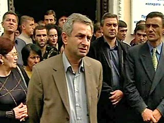 Сторонники кандидата на пост президента Абхазии Рауля Хаджимба заблокировали входы в парламент этой непризнанной республики и не допускают парламентариев в здание