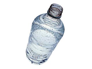 Минеральная вода в бутылках может быть опаснее обычной воды из-под крана. К такому неожиданному выводу пришел голландский ученый доктор Рокус Клонт
