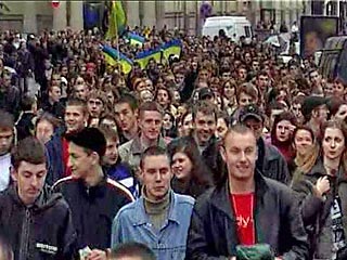 Число участников манифестации студентов у стен парламента в Киеве под лозунгом "Не дай украсть свой выбор!" превысило 5 тысяч. Акцию организовали оппозиционные молодежные организации "Чистая Украина", "Студенческая волна" и "Пора"