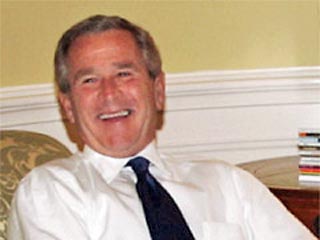 По числу голосов выборщиков действующий президент США Джордж Буш опережает сенатора-демократа Джона Керри. По последним данным, кандидат от Республиканской партии может рассчитывать на 197 голосов выборщиков, сенатор-демократ - на 188