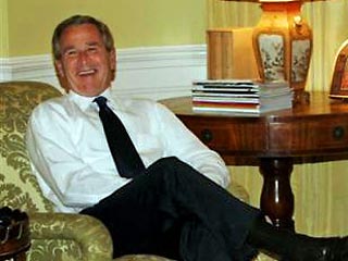 Американский президент Буш, если бы он принял помощь своего друга Путина, в день выборов мог бы спокойно возлежать на диване - победа ему была бы обеспечена, пишет немецкий еженедельник Focus