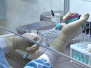 Кровь ученые получают путем добавления определенных химических веществ в стволовые клетки человеческого эмбриона. При этом исследователи утверждают, что могут "производить" кровь любой группы
