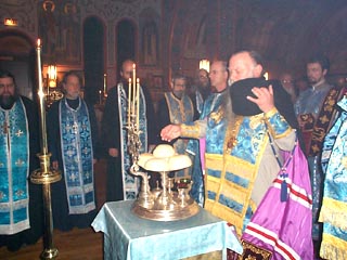 Участники пастырского совещания в Чикаго впервые после разделения Русской церкви призвали паству к молитвам за архиереев, священников и за всю Русскую православную церковь - как за рубежом, так и в Отечестве