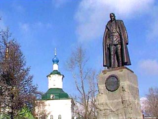Первый в стране памятник адмиралу Александру Колчаку, приуроченный к 130-летию со дня его рождения, открыт сегодня в Иркутске