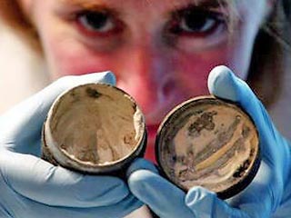 По словам археологов, напоминающее сливки вещество найдено в оловянной емкости, сохранились также отпечатки пальцев женщины, которая им пользовалась как основой для отбеливания кожи