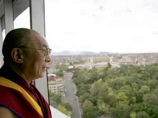 Визит Далай-ламы в Калмыкию состоится в ноябре 2004г. В ходе визита духовный лидер тибетских буддистов посетит районы республики, встретится с верующими, освятит буддийские храмы