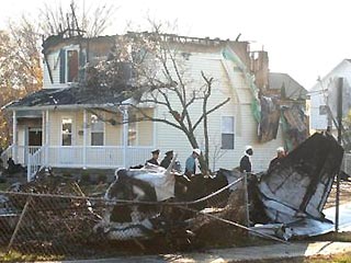 В окрестностях американского города Детройт небольшой самолет Piper в понедельник упал на жилые дома. В результате крушения самолета по меньшей мере два жилых дома загорелись